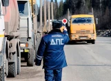 Дорожные полицейские проверяют большегрузный транспорт на наличие тахографов